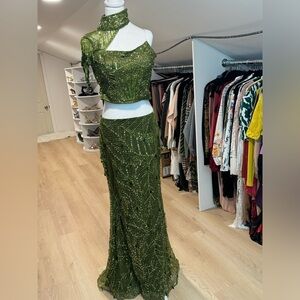 Nice dress the fabric is very nice 2 piece